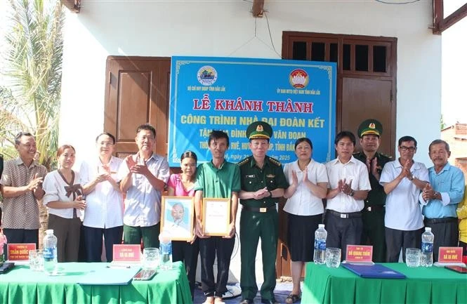 The Border Guard Command of Dak Lak and delegates hand over the new house to Vu Van Doan and his family (Photo: VNA)