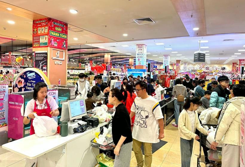 Consumers shop at a supermarket in Hanoi (Photo: VietnamPlus)