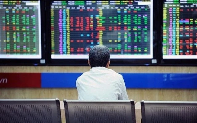 An investor monitors the stock market. (Photo: VNA)