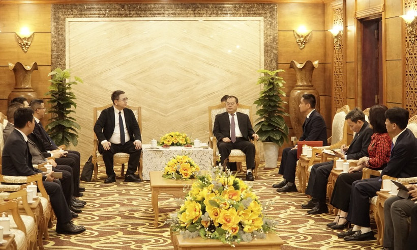Secretary of the Party Committee of Cao Bang Quan Minh Cuong receives leaders of businesses from Guangxi (China) on July 21. (Source: baocaobang.vn)