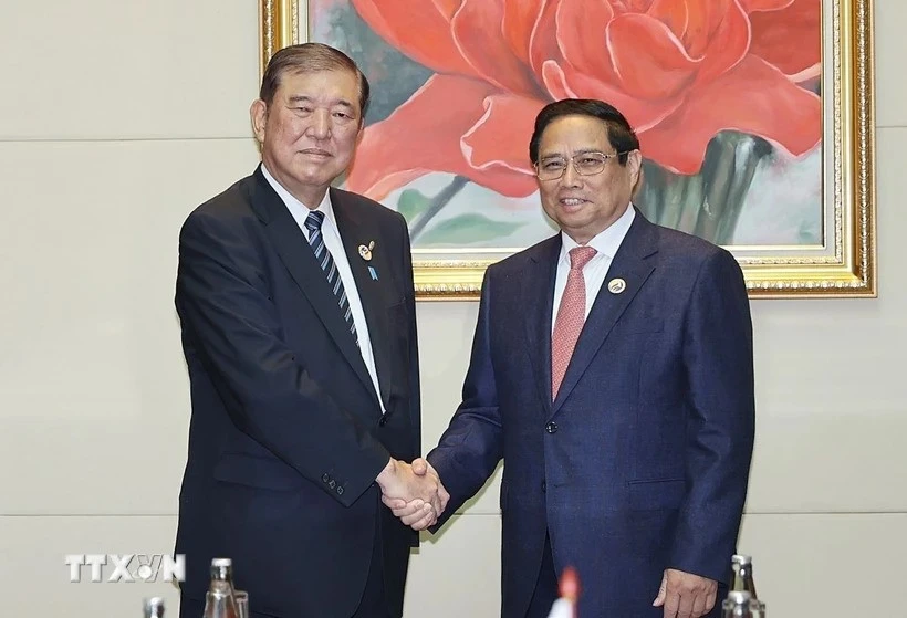PM Pham Minh Chinh (R) and his Japanese counterpart Ishiba Shigeru in Vientiane (Photo: VNA)