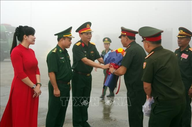 The welcome ceremony is held at Cau Treo International Border Gate in the central province of Ha Tinh on August 16 for a delegation from the Lao People’s Army. (Photo: VNA)