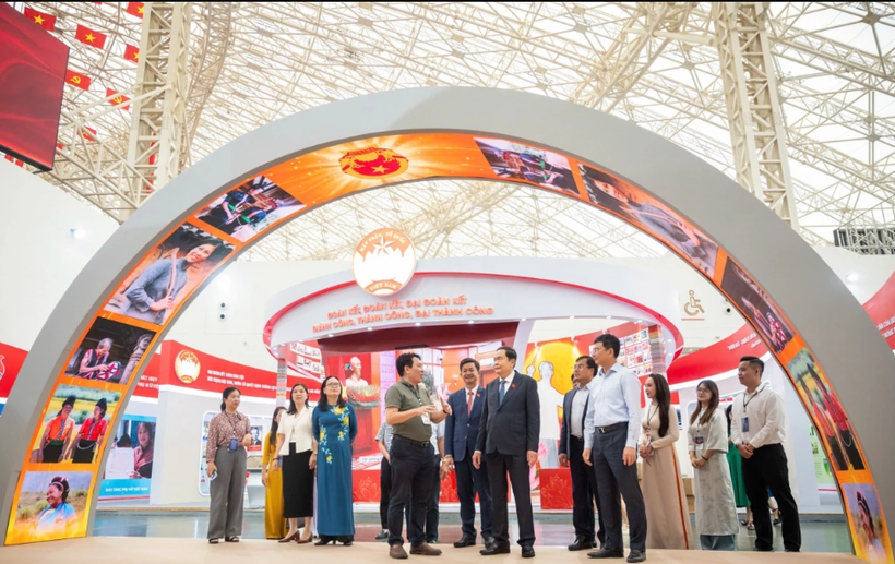 National Assembly Chairman Tran Thanh Man (centre, first row) inspects preparations for the exhibition “History and Mission of the National Assembly of Vietnam” (Photo: VNA)