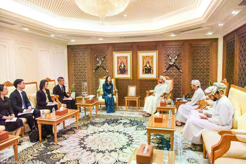 Vietnamese Deputy Minister of Foreign Affairs Nguyen Minh Hang (left) and her Omani counterpart Khalifa Bin Ali Al Harthy on September 24 co-chair the 4th Vietnam–Oman political consultation. (Photo: VNA)