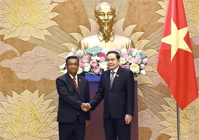 Chairman of the Vietnamese National Assembly (NA) Tran Thanh Man (right) receives Vice President of the Lao NA Suvon Luongbunmi in Hanoi on April 21. (Photo: VNA)