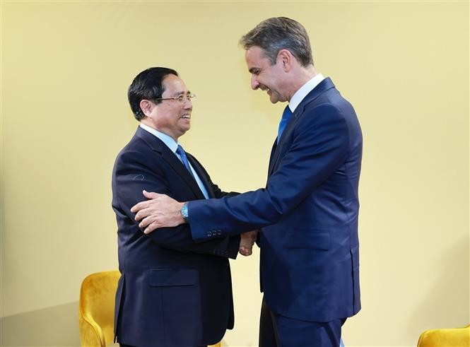 PM Pham Minh Chinh (L) and his Greek counterpart Kyriakos Mitsotakis in Nice, France, on June 9 (Photo: VNA)