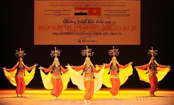 Egyptian artists perform traditional dances in a special art programme by the Egyptian national folk dance troupe at the Hanoi Opera House on January 22, 2014. (Photo: VNA)