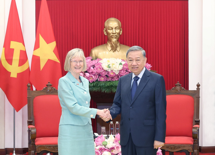 Party General Secretary To Lam (right) and Australian Ambassador to Vietnam Gillian Bird. (Photo: VNA)