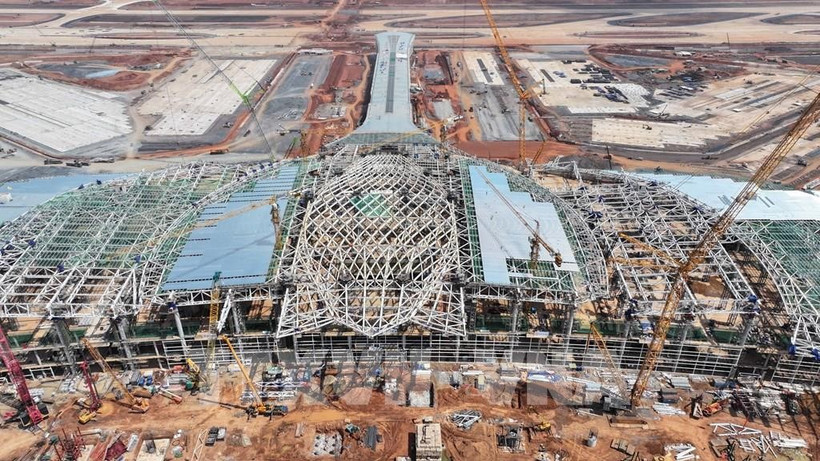 Work at the Long Thanh Airport passenger terminal. (Photo: VNA)