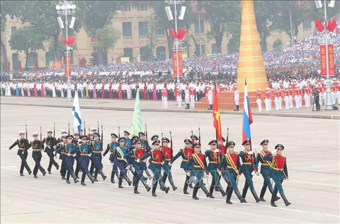 Personnel of the Russian Federation's armed forces march through Ba Dinh Square in the parade on September 2, 2025. (Photo: VNA)