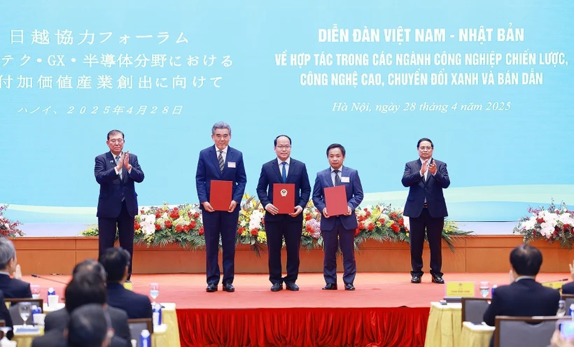PM Pham Minh Chinh and his Japanese counterpart Ishiba Shigeru witness the exchange of cooperation agreements (Photo: VNA)
