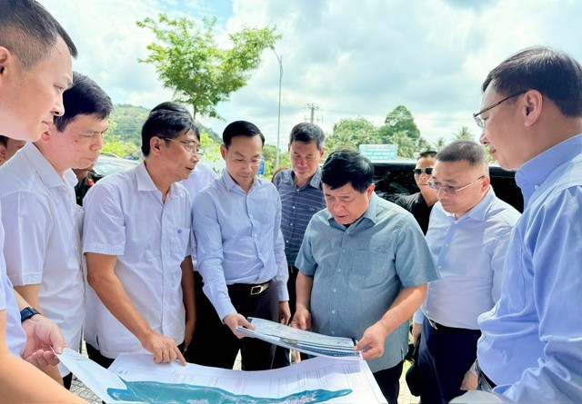 Deputy Prime Minister Nguyen Chi Dung (front, third from right) inspects the Provincial Road DT.975 project on April 21. (Photo: VNA)