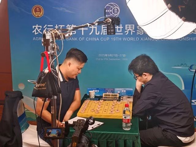 Vietnam’s xiangqi kingpin Lai Ly Huynh (L) at the match (Photo: VNA)