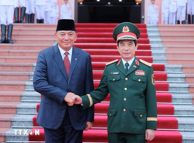 Minister of National Defence General Phan Van Giang (right) and his Indonesian counterpart Sjafrie Sjamsoeddin in Hanoi on July 30. (Photo: VNA)