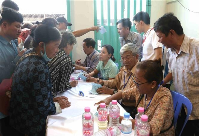People receive general health check-ups, basic tests, medical consultations, free medicine during the August 9 programme co-hosted by the Vietnamese Embassy in Cambodia and members of the Vietnam–Cambodia Business Association. (Photo: VNA)