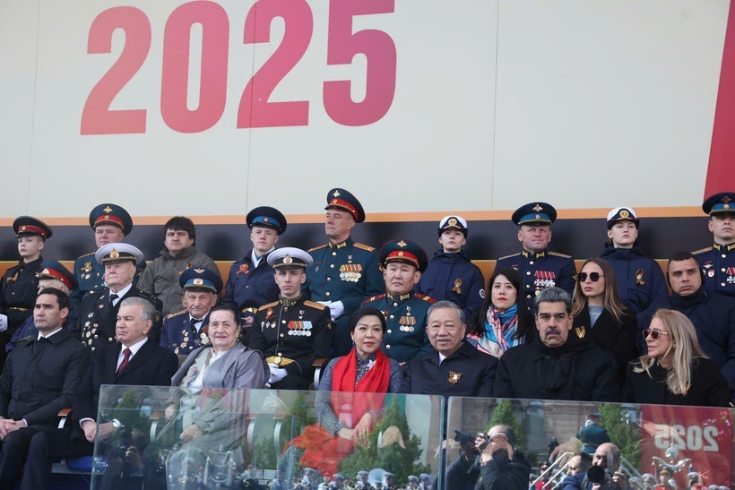 General Secretary of the Communist Party of Vietnam Central Committee To Lam (third, right, front), his spouse Ngo Phuong Ly, along with leaders of various countries, attend the military parade at the Red Square in Moscow on May 9 to celebrate the 80th anniversary of the Victory of the Great Patriotic War (May 9, 1945 – 2025) (Photo: VNA)