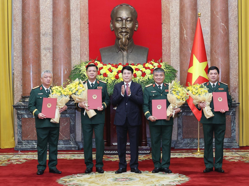 State President Luong Cuong (C) hands over the decisions to promote Members of the Party Central Committee and the Central Military Commission, and Deputy Defence Ministers Nguyen Hong Thai, Nguyen Van Hien and Nguyen Truong Thang; and Deputy Chief of the General Staff of the VPA Nguyen Quang Ngoc, from the rank of Lieutenant General to Senior Lieutenant General. (Photo: VNA)