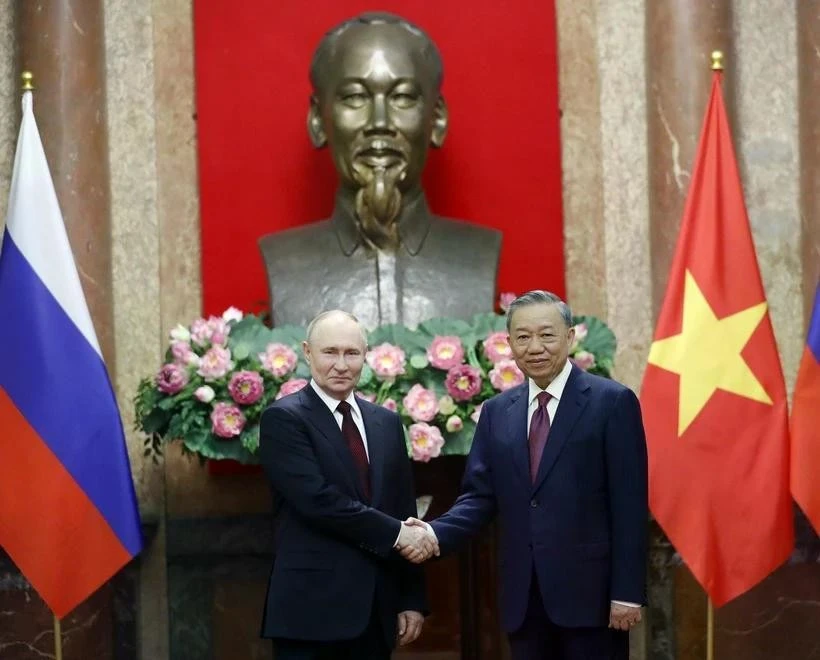 Party General Secretary To Lam (R) poses for a photo with Russian President Vladimir Putin (Photo: VNA)