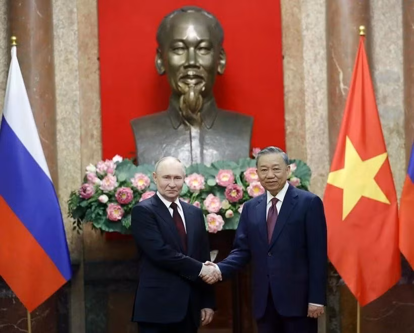 Party General Secretary To Lam (R) poses for a photo with Russian President Vladimir Putin (Photo: VNA)