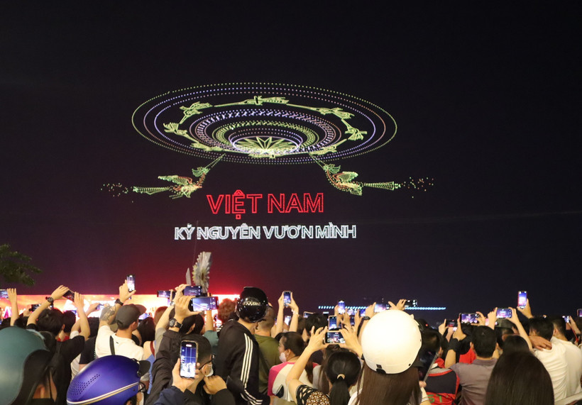 Full-scale rehearsal of drone light show attracts crowds (Photo: VNA)