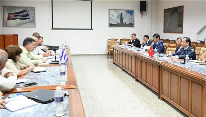 The working session between Cuban Minister of Foreign Trade and Investment Oscar Perez Oliva and the Vietnamese delegation. (Photo: VNA)