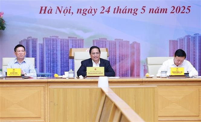 PM Pham Minh Chinh (middle) speaks at the meeting. (Photo: VNA)