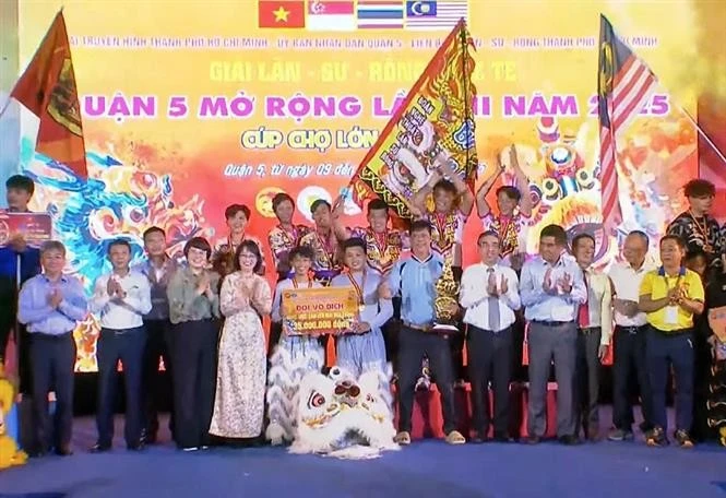 The Mieu Bay Ba troupe from An Giang province claims the first prize in the Kylins Climb a Mountain category. (Photo: VNA)