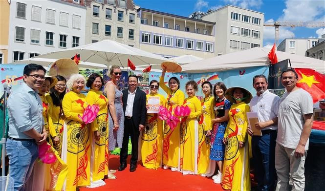 Vietnamese and German officials are with overseas Vietnamese in Augsburg city, Bavaria state, Germany. (Photo: VNA)