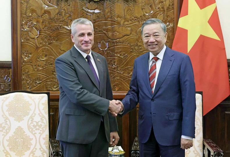 State President To Lam (right) receives Belarusian Ambassador to Vietnam Uladzimir Baravikou on July 3, 2024. (Photo: VNA) 