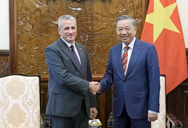 State President To Lam (right) receives Belarusian Ambassador to Vietnam Uladzimir Baravikou on July 3, 2024. (Photo: VNA) 