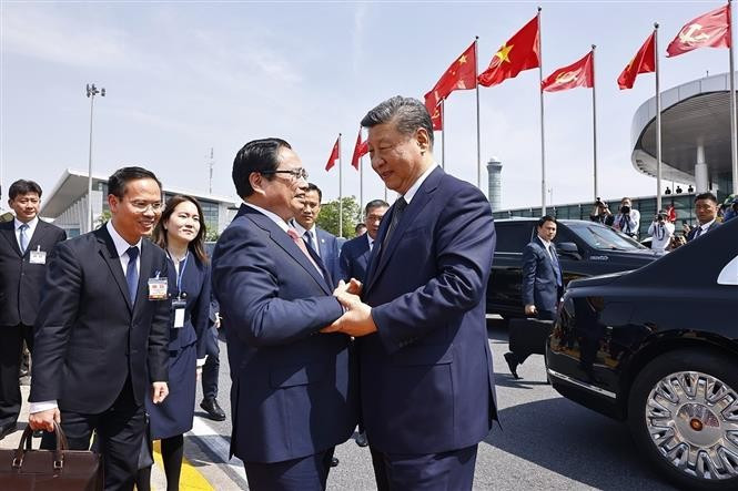 Prime Minister Pham Minh Chinh (L) bids farewell to General Secretary of the Communist Party of China (CPC) Central Committee and President of China Xi Jinping at the Noi Bai International Airport in Hanoi on April 15 afternoon. (Photo: VNA)