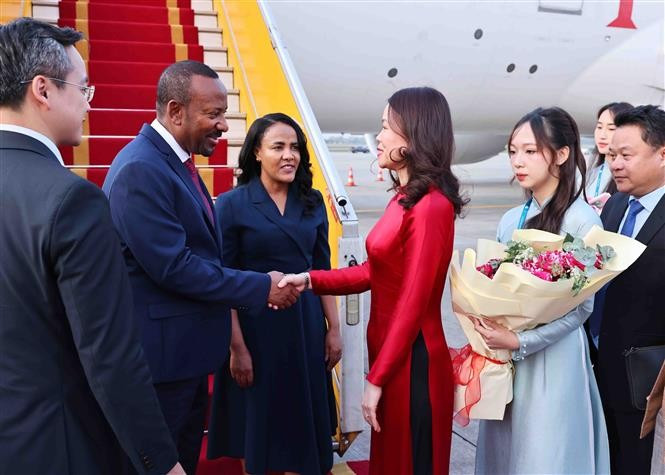 Deputy Foreign Minister Nguyen Minh Hang (in red) welcomes Ethiopian Prime Minister Abiy Ahmed Ali and his spouse at Noi Bai International Airport in Hanoi. (Photo: VNA)