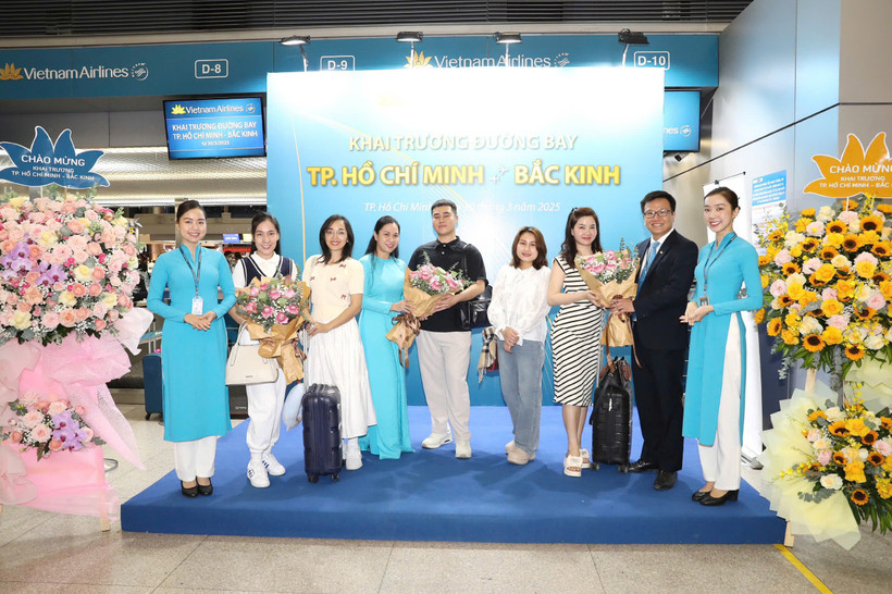 Vietnam Airlines holds a welcome ceremony for the crew and passengers on the first flight from Ho Chi Minh City to Beijing, China, via Beijing Daxing International Airport. (Photo: VNA)