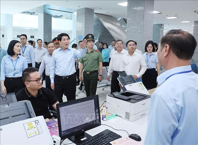 State President Luong Cuong visits the Quang Ninh one-level public administrative service centre on July 29. (Photo: VNA)