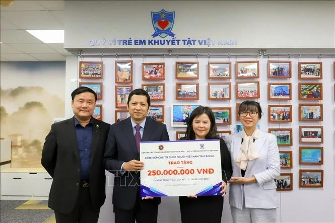 Dr. Nguyen Quoc Hung ( second, from left), Vice President of the Union of Vietnamese Organisations in Russia and Director of the Russia-Vietnam Cooperation Development Fund "Tradition and Friendship". (Photo: VNA)