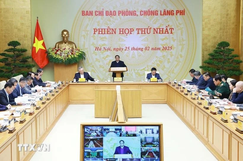 Prime Minister Pham Minh Chinh, Head of the Steering Committee for Wastefulness Prevention and Control, chairs the first meeting of the Steering Committee on February 25, 2025. (Photo: VNA)