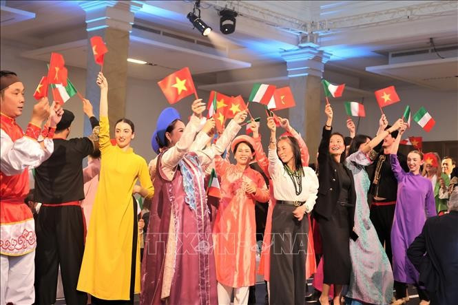A show featuring "ao dai" (traditional Vietnamese dress) is held as part of the Vietnam-Italy tourism promotion programme in Milan on May 6. (Photo: VNA)