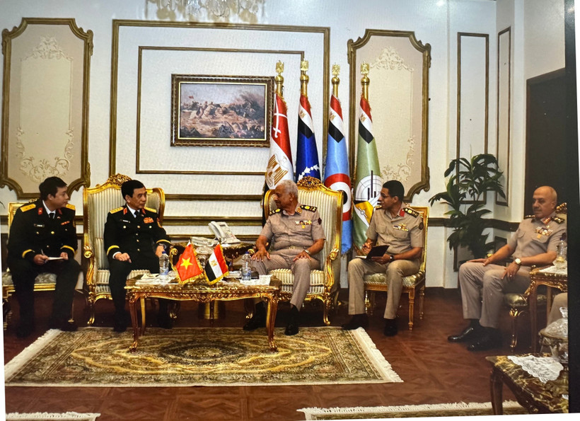 The meeting between Vietnamese Minister of National Defence General Phan Van Giang and his Egyptian counterpart, General Abdel Mageed Saqr in Cairo on August 4. (Photo published by VNA)