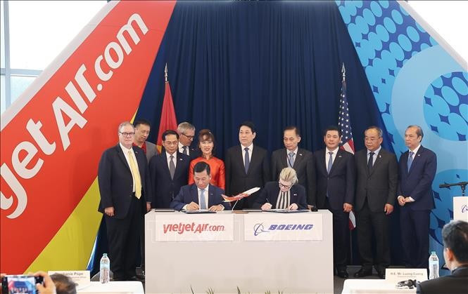 State President Luong Cuong (fift, right) witnesses handover signing of first Boeing 737-8 MAX aircraft between Boeing and Vietjet Air (Photo: Vietjet)