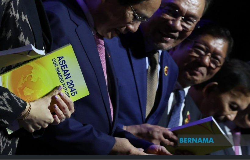 ASEAN leaders on May 26 adopt the Kuala Lumpur Declaration entitled "ASEAN 2045: Our Shared Future”. (Photo: Bernama)
