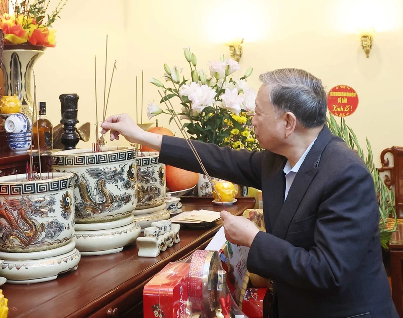 Party General Secretary To Lam offers incense in tribute to late Party General Secretary Le Kha Phieu. (Photo: VNA)