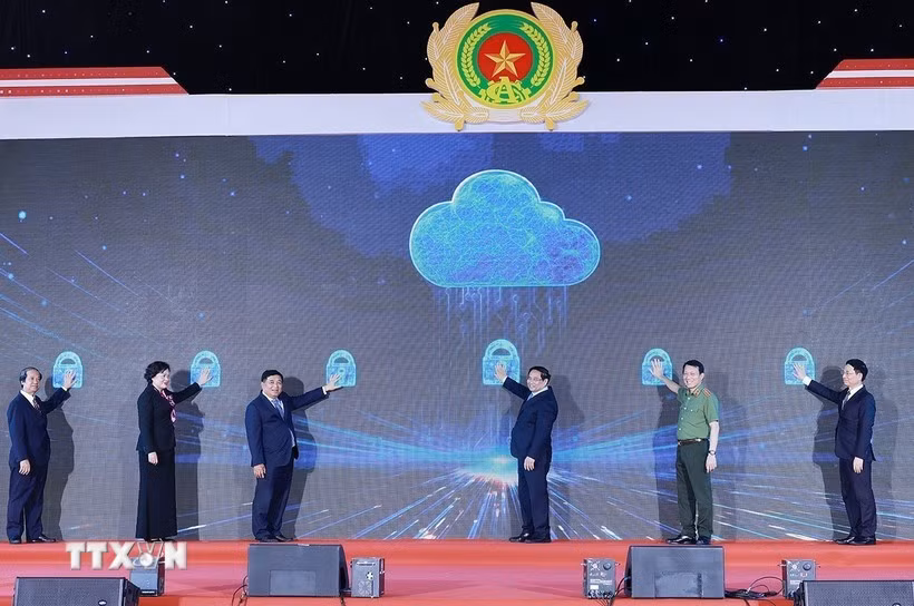 PM Pham Minh Chinh (third from right) and delegates launch the National Data Centre No. 1 on August 18. (Photo: VNA)