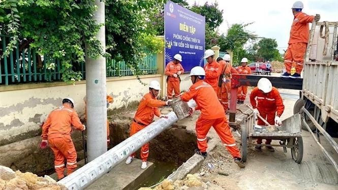 EVNHANOI conducts drills to ensure power grid safety in the face of complicated developments of storms and floods. (Photo: VNA)