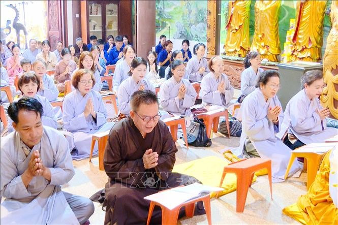 Overseas Vietnamese in Laos attend a prayer session at Phat Tich Pagoda in Vientiane. (Photo: VNA)