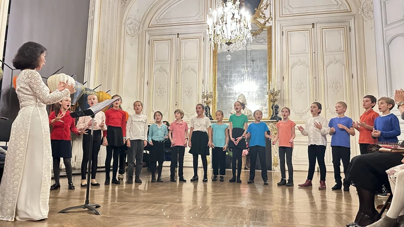 A performance by Choeur Tim choir at Vietnam cultural night in Versailles. (Photo: VNA)