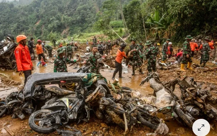 The death toll from a landslide in Indonesia rose to 25 as rescuers found three more bodies on January 24. (Photo: AFP/VNA) 