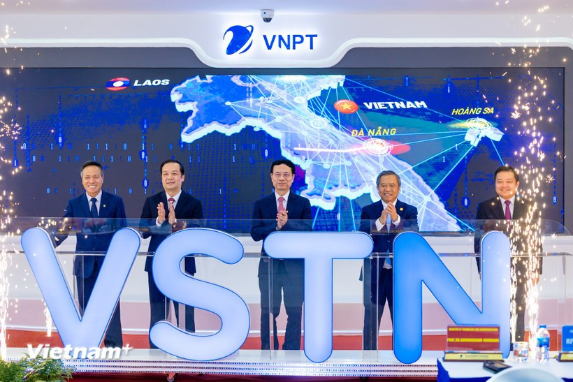 The launch of VSTN, the first cable line directly connecting Vietnam and Singapore entirely via land (Photo: VietnamPlus)