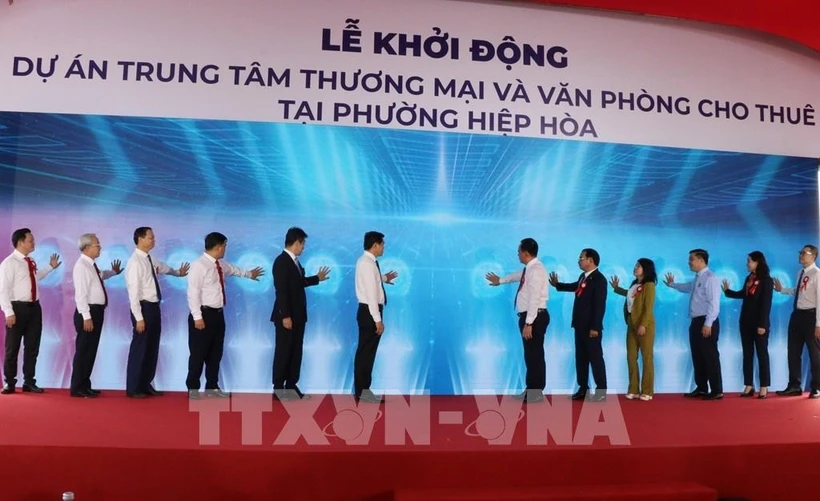 Delegates at the ceremony to kick off the construction of an office leasing and commercial centre in Hiep Hoa ward, Bien Hoa city, Dong Nai province. (Photo: VNA)