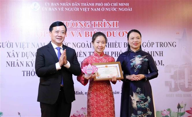 A Certificate of merit by the State Committee for Overseas Vietnamese presented to the family representative of Dr. Nguyen Tri Dung, a Vietnamese in Japan. (Photo: VNA)