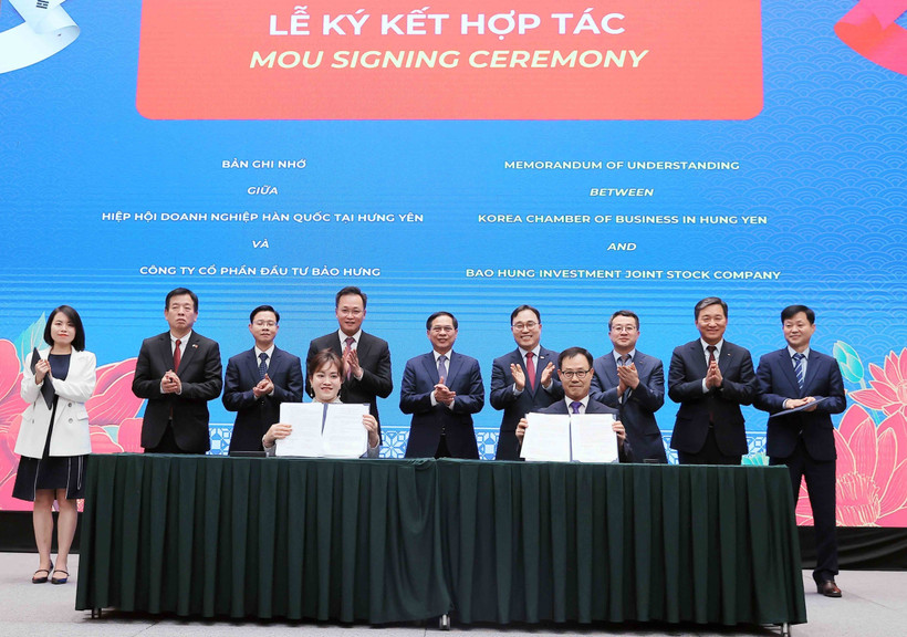 Korean and Vietnamese enterprises sign memoranda of understanding (MOUs) on investment cooperation within the framework of the event "Meet Korea 2025" in Hung Yen province on May 14. (Photo: VNA)